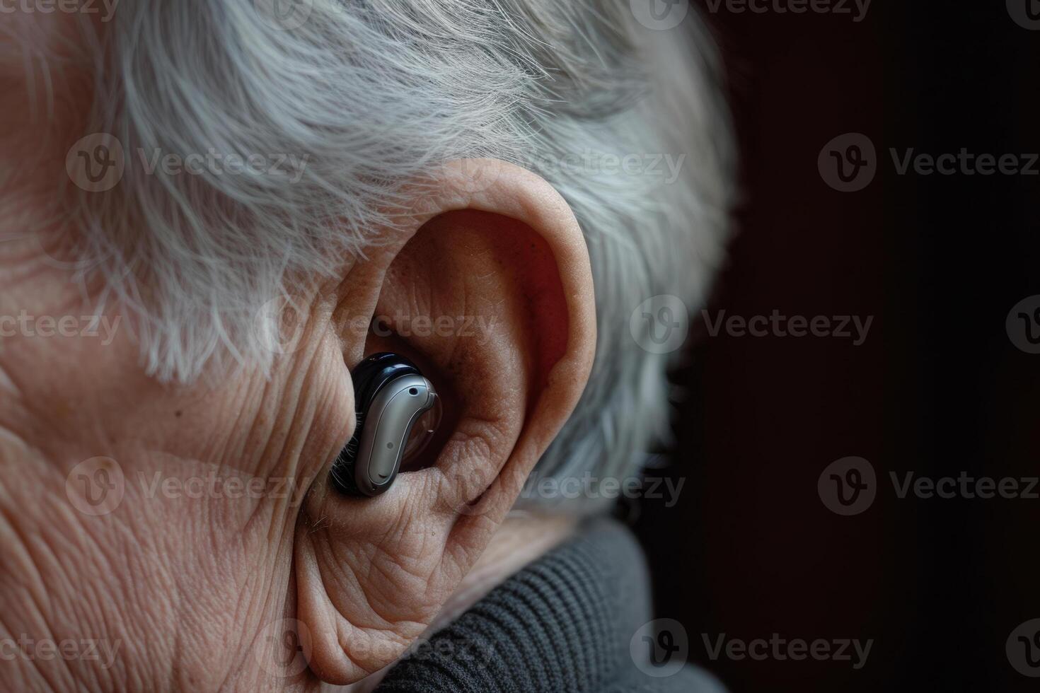 ai generato orecchio di un anziano persona con udito aiuto foto