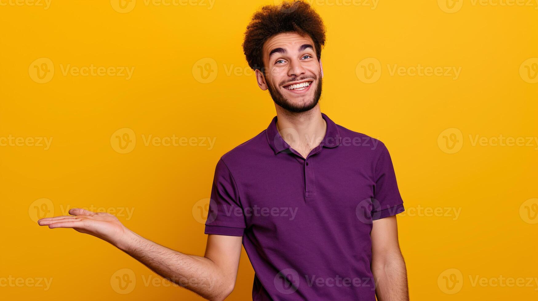 ai generato allegro giovane uomo con accogliente gesto su giallo sfondo foto