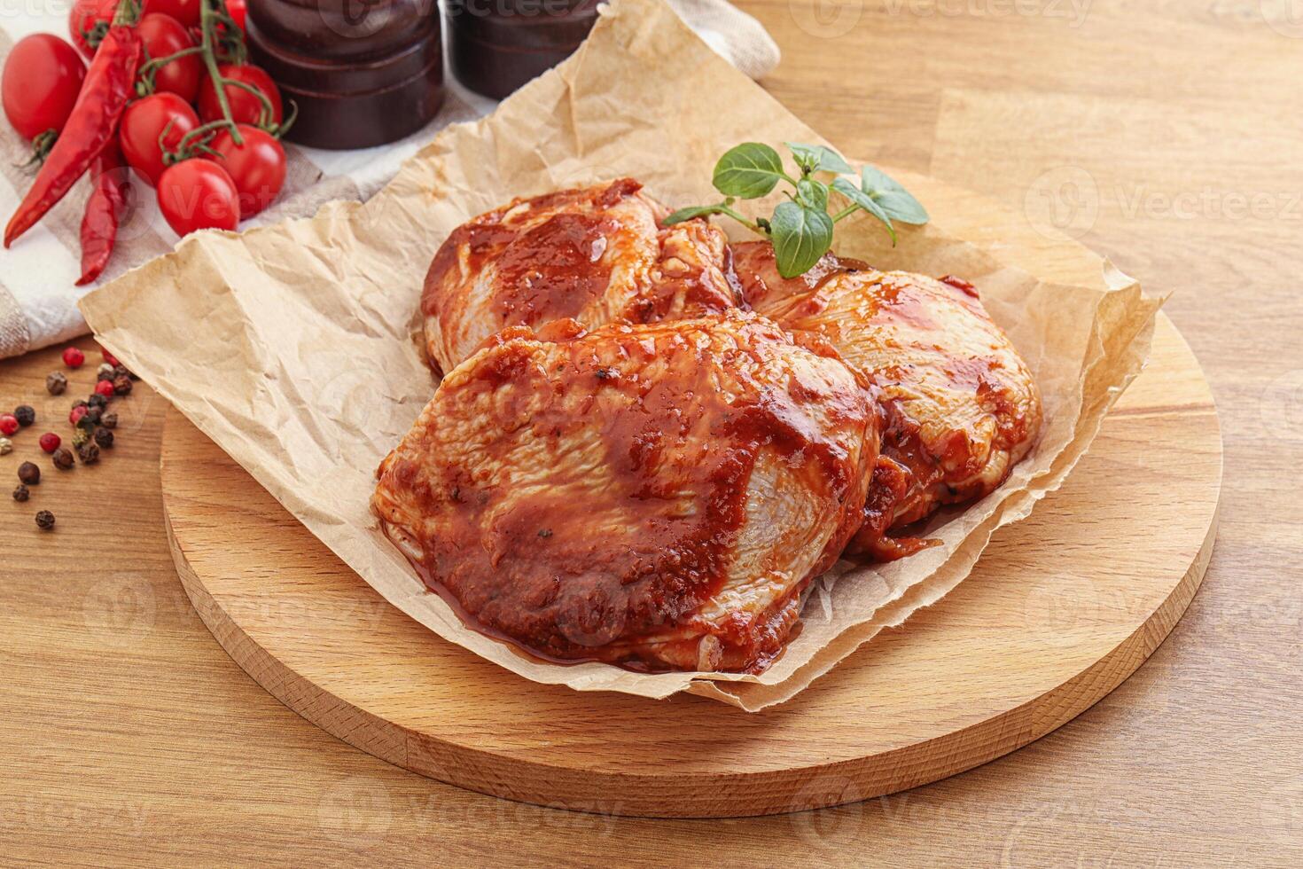 coscia di pollo marinata in salsa di pomodoro foto