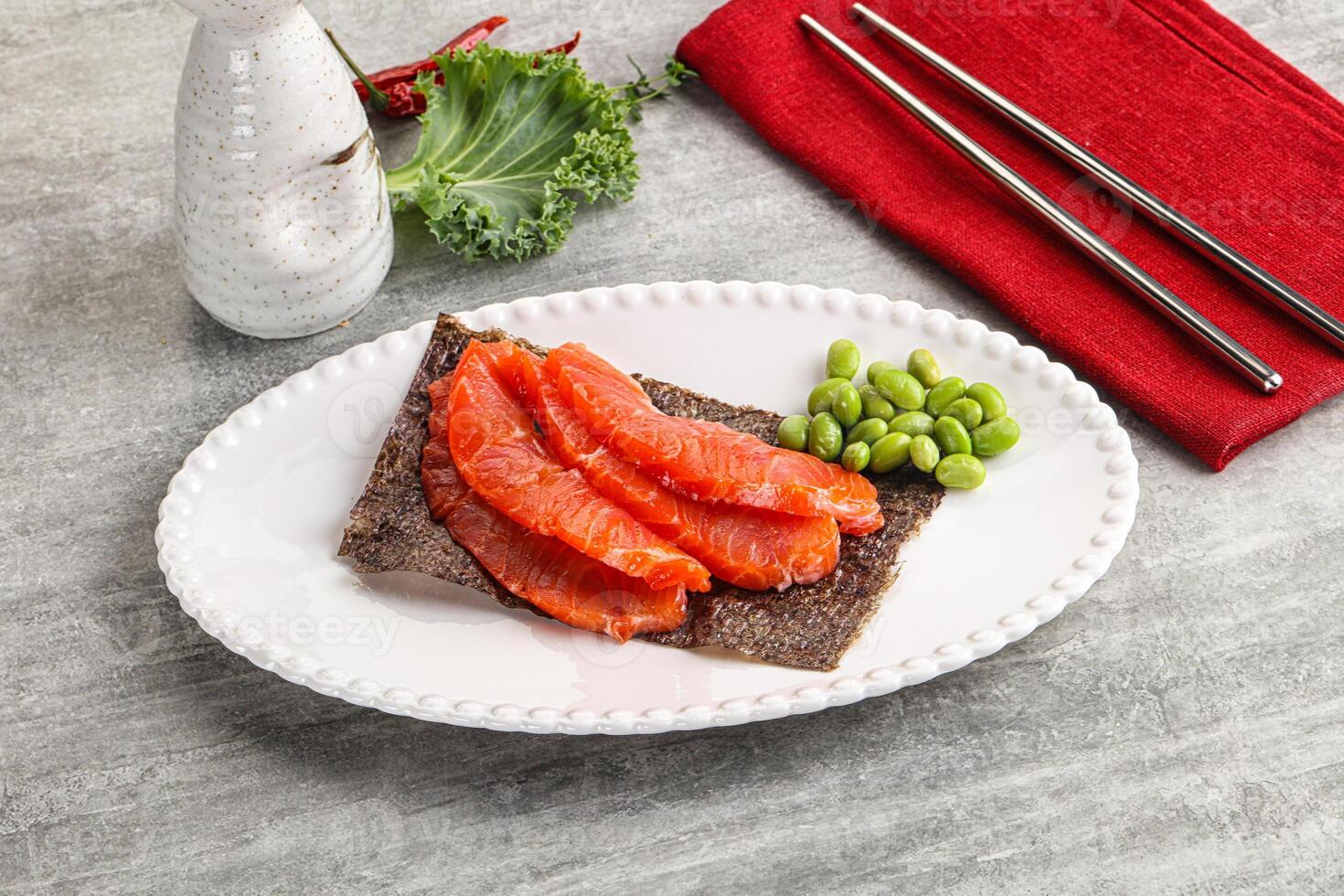 affettato salmone sashimi nel il piatto foto