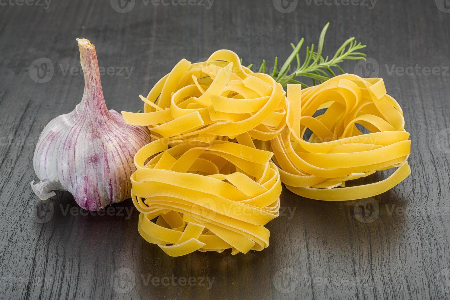 tagliatelle al di sopra di tavola foto