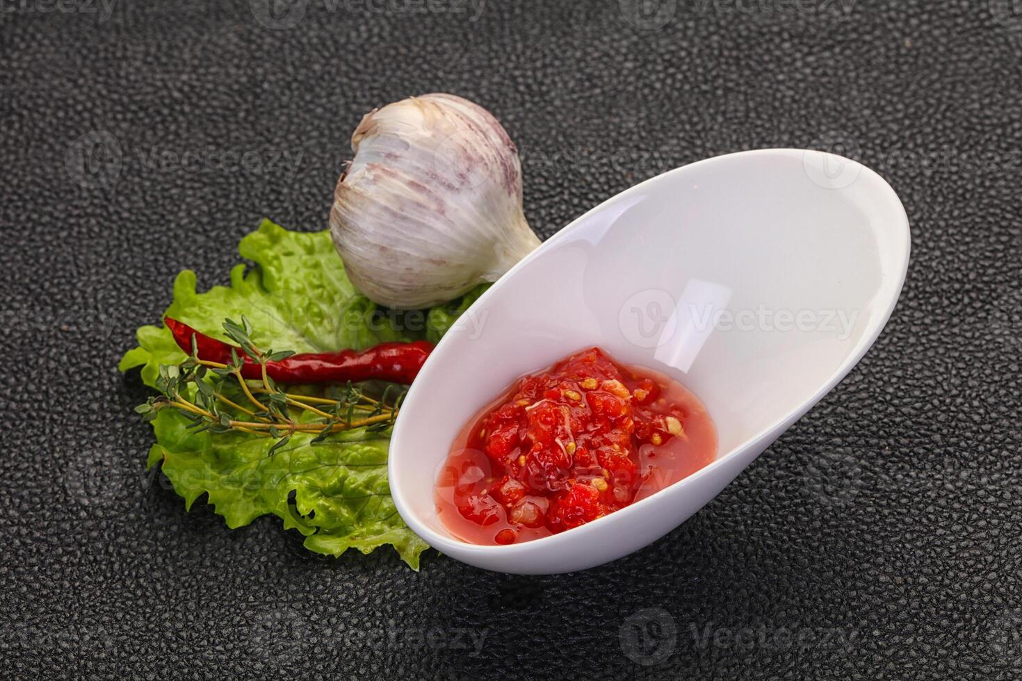 salsa piccante di pomodoro e aglio foto