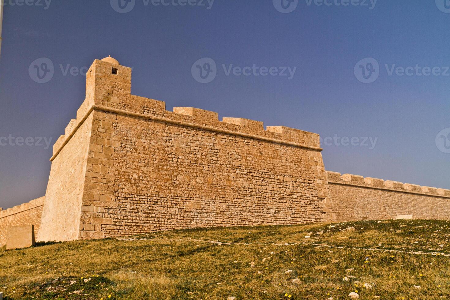 ribat - fortificazione araba e cimitero a mahdia - località balneare della tunisia settentrionale foto