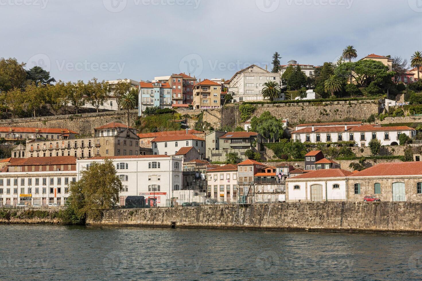 Visualizza di porto città a il Riva del fiume foto