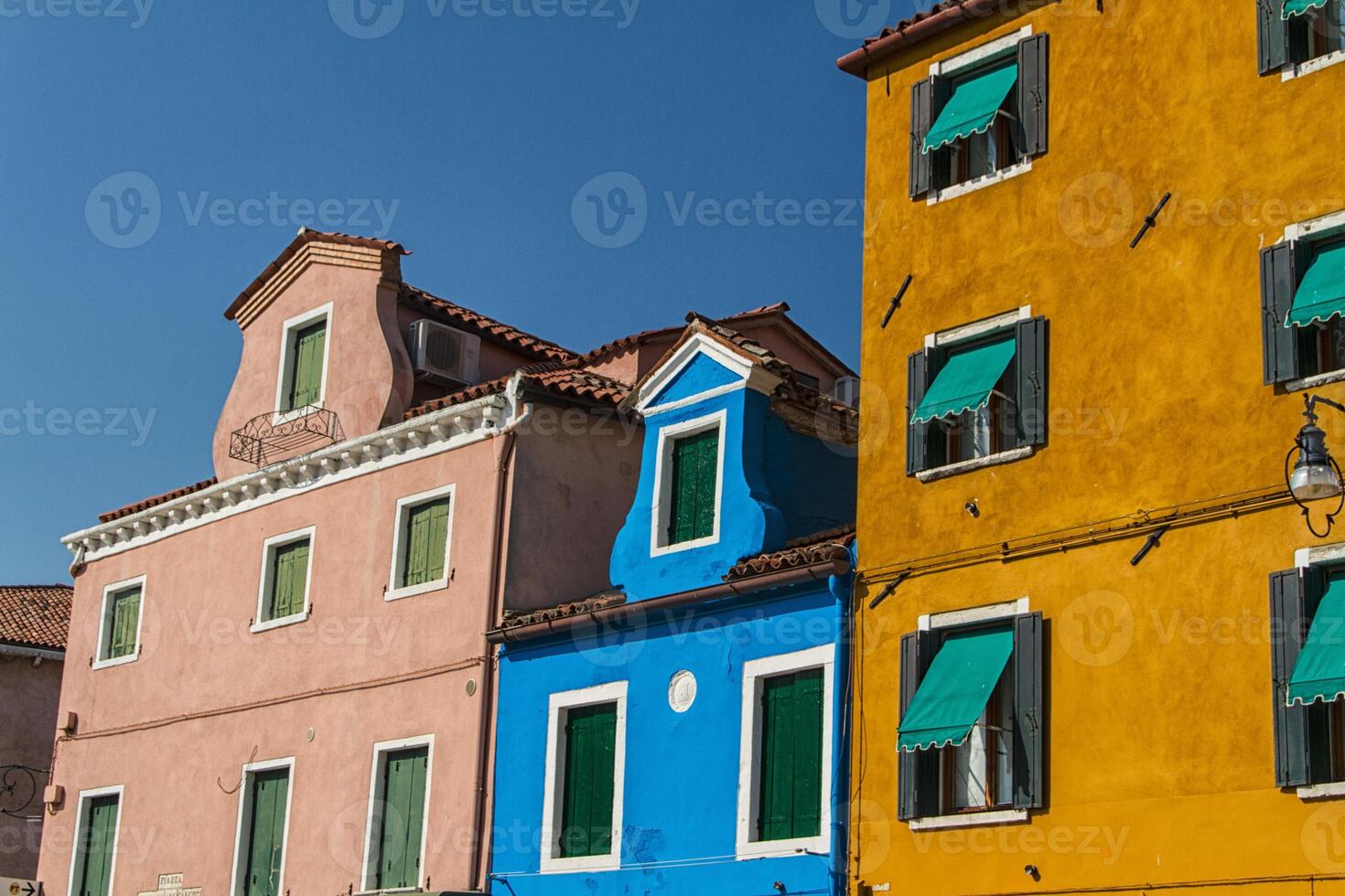 la fila di case colorate in via burano, italia. foto