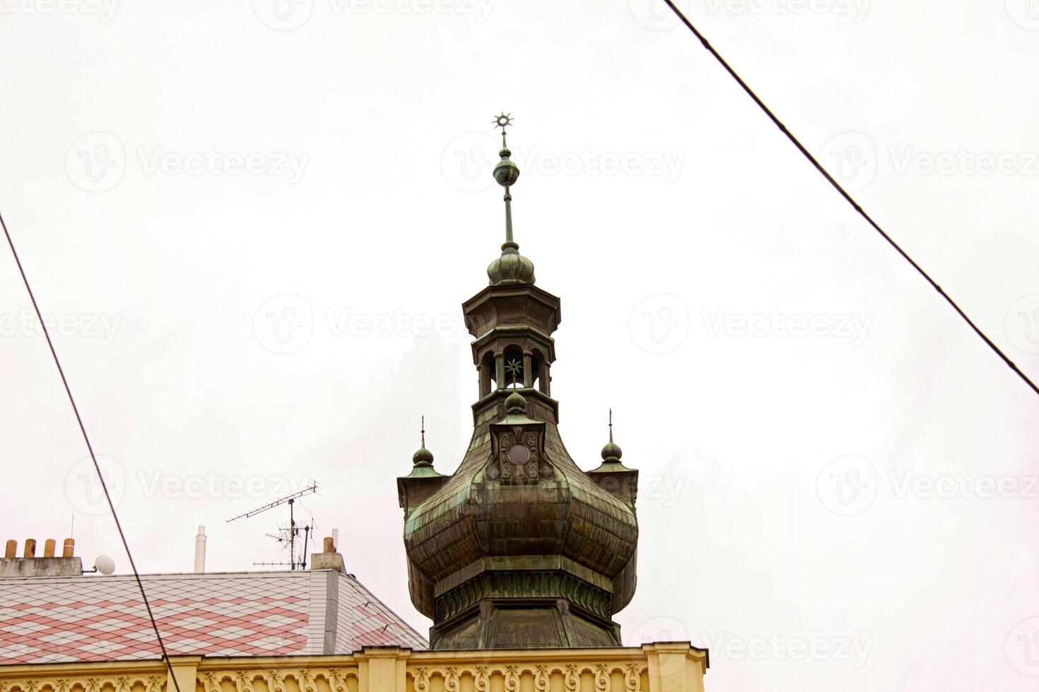 vecchia vista della città di Praga - vecchi edifici foto