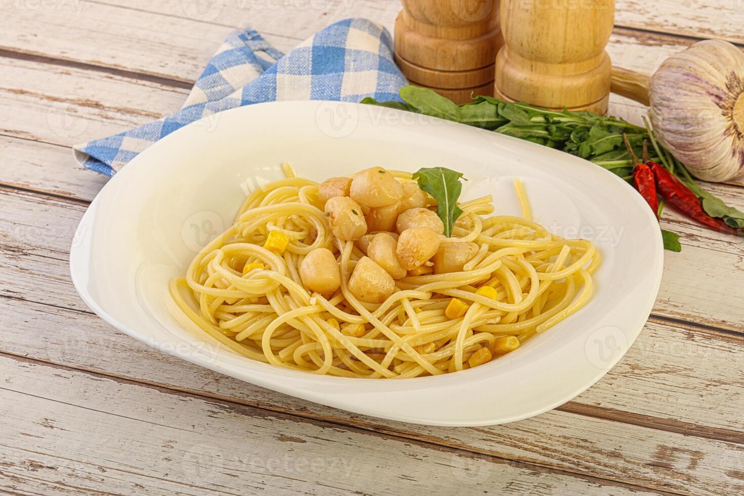 deliziosa pasta con pettine frutti di mare foto