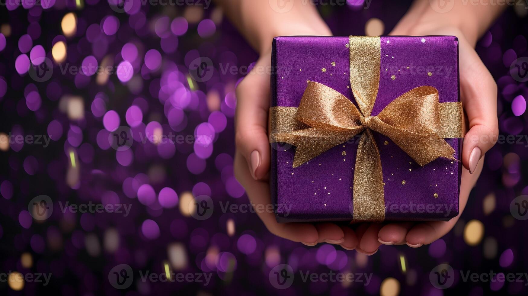 ai generato elegante regalo scatola con d'oro nastro nel donna S mani su viola sfondo con coriandoli foto