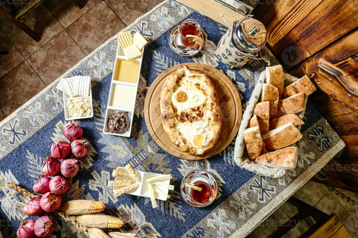 abbondante Schermo di cibo e bevande su un' tavolo foto