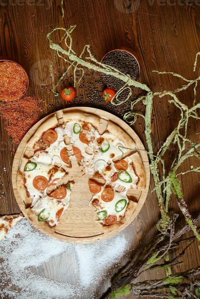 Pizza su di legno taglio tavola foto