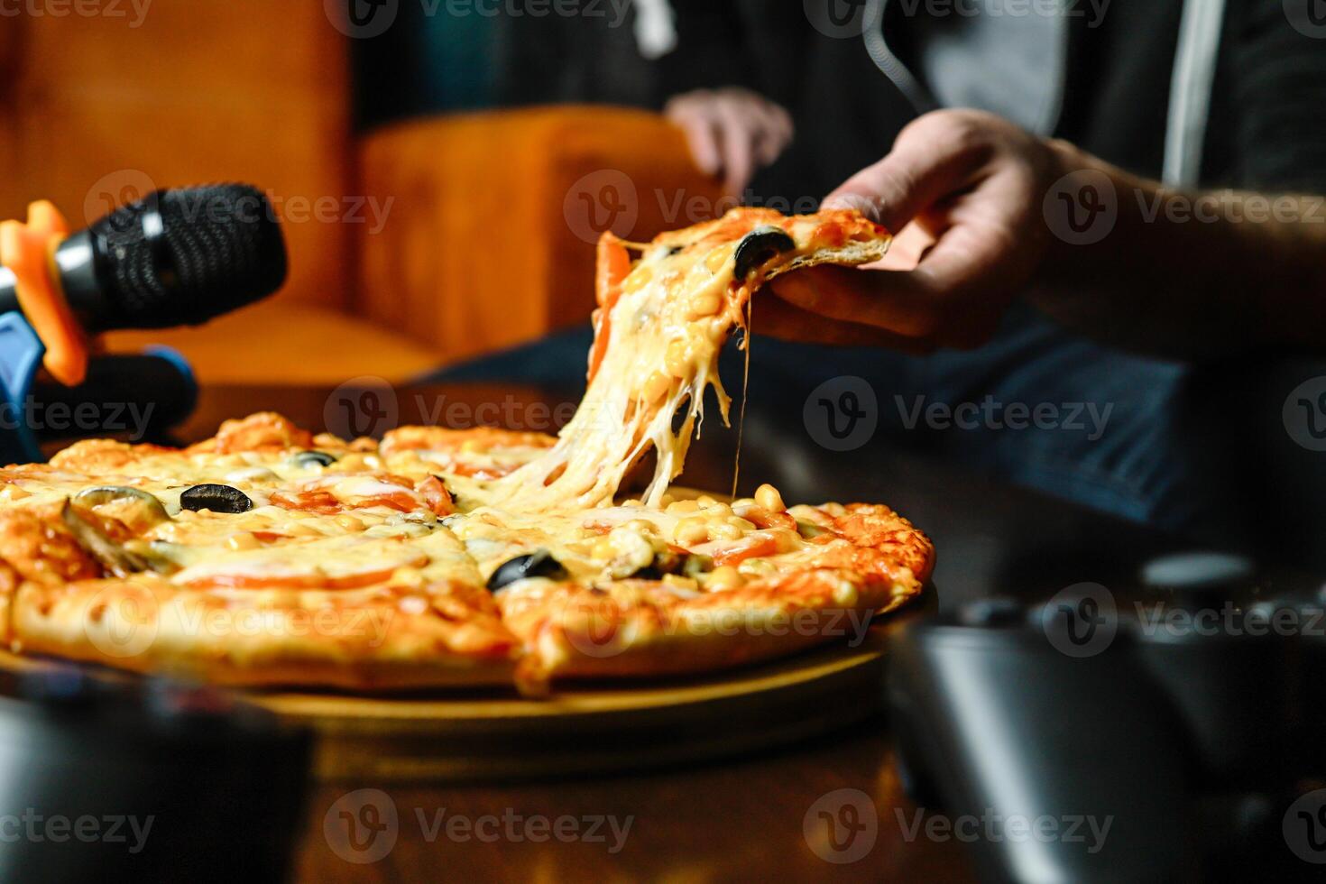 tavolo visualizzazione assortito piatti di cibo e bevande foto