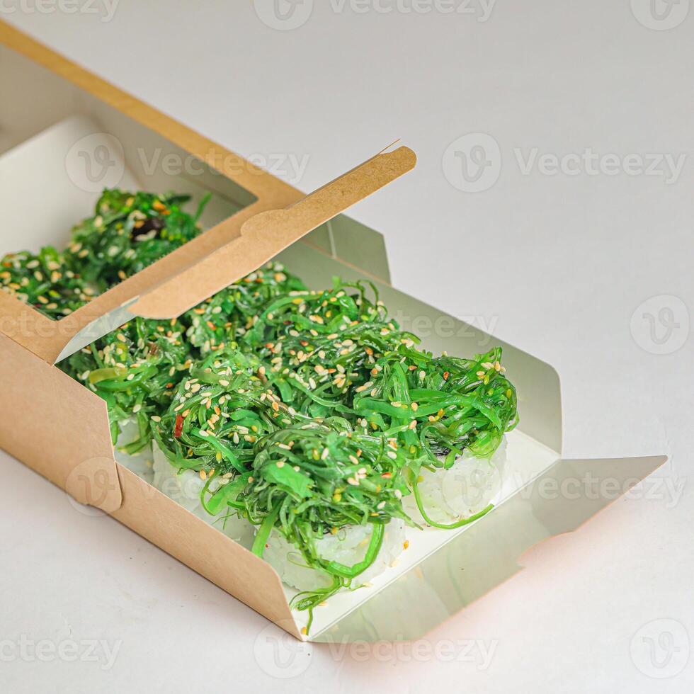 cartone scatola pieno con verde verdure su tavolo foto