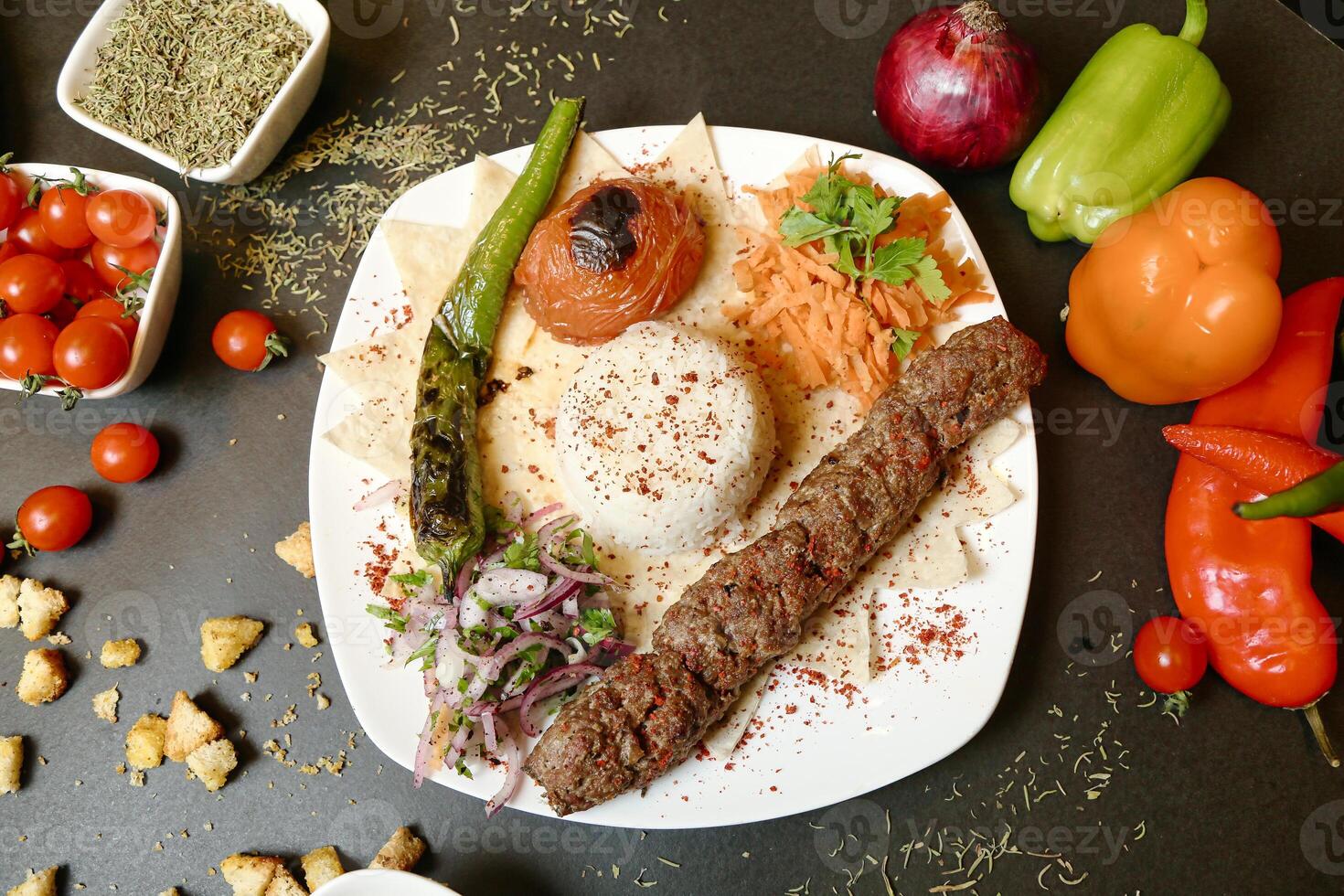 piatto di cibo con carne, la verdura, e cracker foto