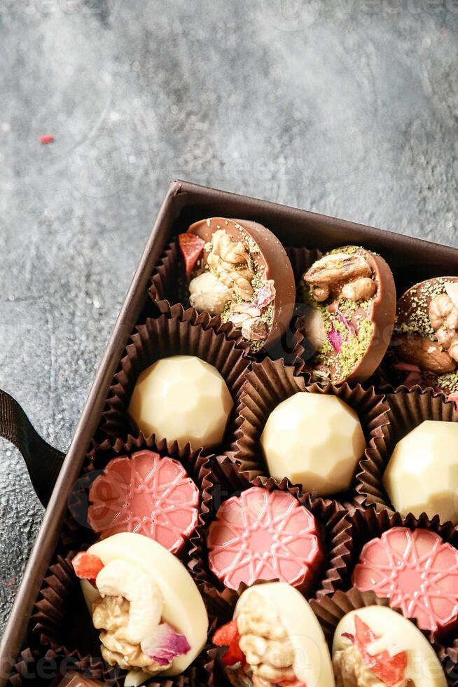 assortito cioccolatini scatola su tavolo foto