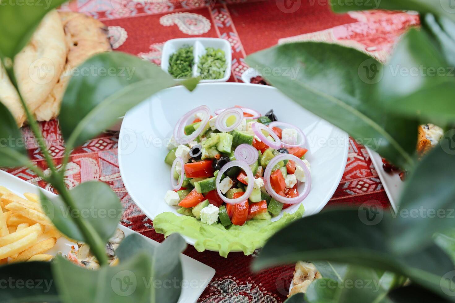 colorato piatto di cibo su un' tavolo con un' rosso tovaglia foto