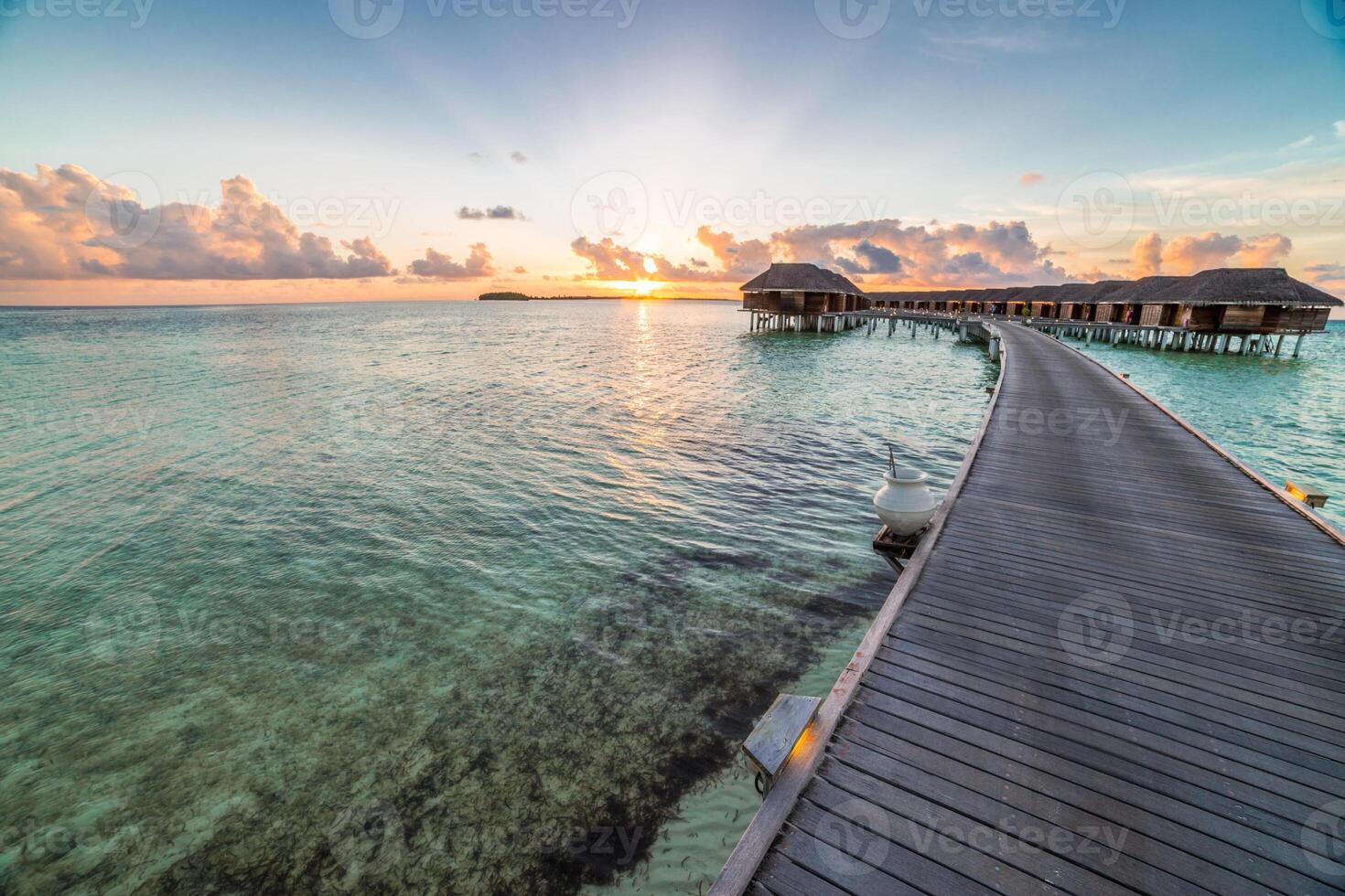 sorprendente spiaggia panoramico paesaggio. bellissimo Maldive tramonto paesaggio marino Visualizza. orizzonte colorato mare cielo nuvole, al di sopra di acqua villa molo percorso. tranquillo isola laguna, vacanza viaggio panorama sfondo foto