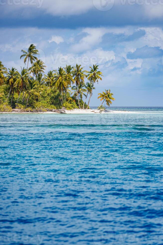 Paradiso isola spiaggia. tropicale paesaggio di estate scenario, mare sabbia cielo palma alberi. lusso viaggio vacanza destinazione. esotico spiaggia paesaggio. sorprendente natura, relax, la libertà natura concetto Maldive foto