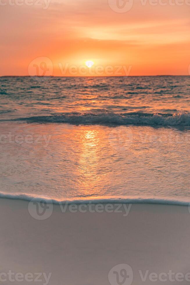 avvicinamento mare sabbia spiaggia. bellissimo spiaggia paesaggio. ispirare tropicale spiaggia paesaggio marino orizzonte. sognante tramonto cielo calma tranquillo rilassare tramonto estate umore. positivo energia, meditazione estate tropicale isola foto