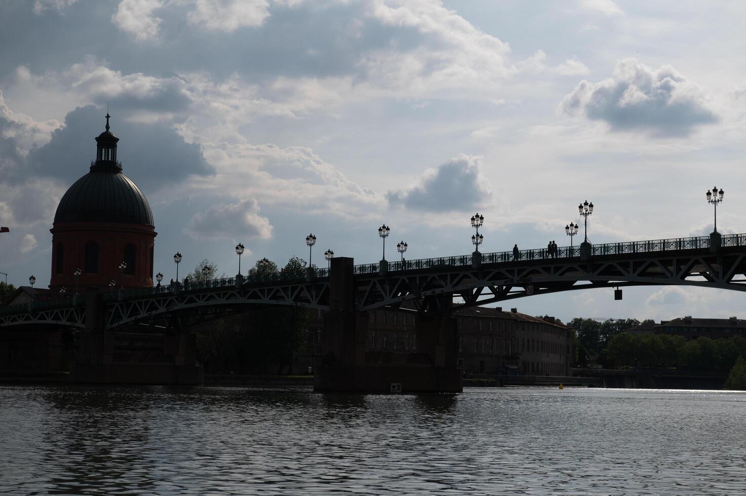 pont saint pierre, paesaggio urbano in una giornata di sole a tolosa, in francia, nell'estate 2022. foto