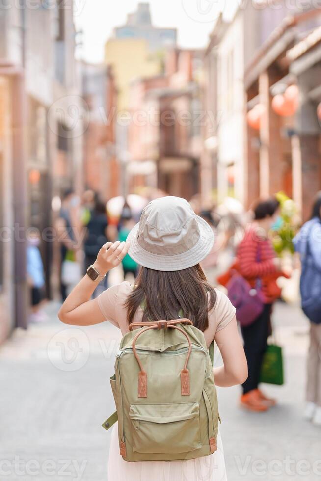 donna viaggiatore visitare nel taiwan, turista con zaino e cappello giro turistico nel bopiliao storico bloccare, punto di riferimento e popolare attrazioni nel taipei città. Asia viaggio foto