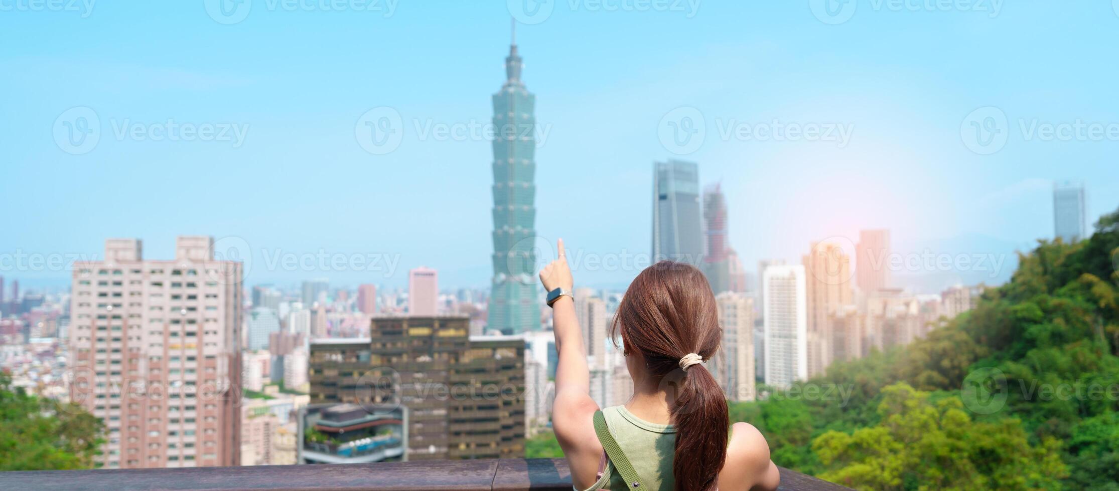 donna viaggiatore visitare nel taiwan, turista guardare taipei città durante giro turistico e escursioni a piedi a elefante montagna o Xiangshan, punto di riferimento e popolare attrazioni. Asia viaggiare, vacanza e viaggio concetto foto