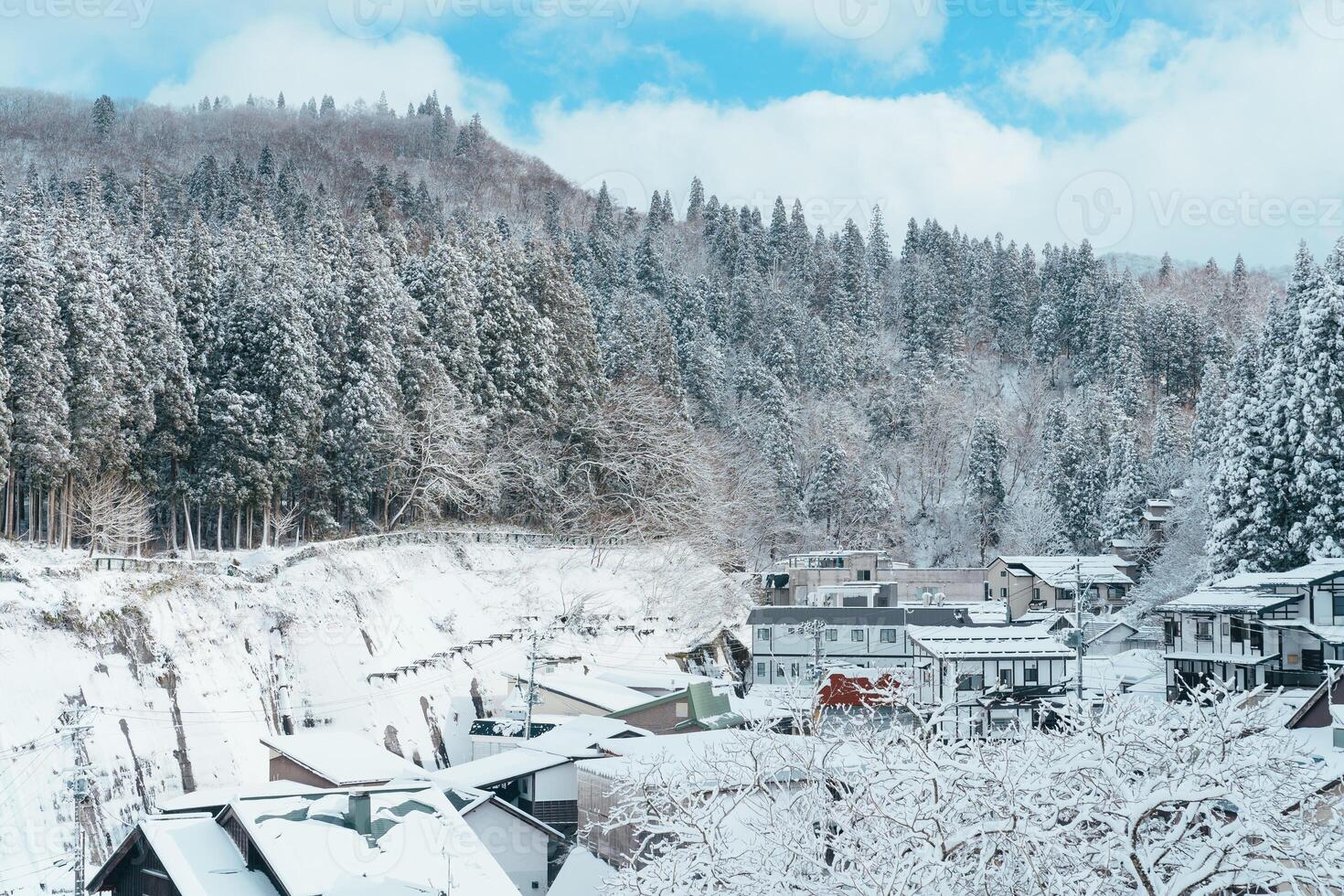 bellissimo Visualizza di ginzan onsen villaggio con neve autunno nel inverno stagione è maggior parte famoso giapponese caldo primavera nel yamagata, Giappone. foto