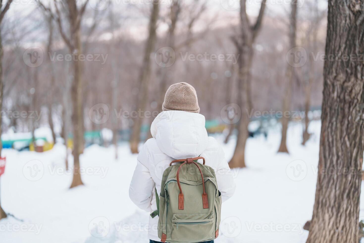 donna turista con neve nel inverno stagione a zao Volpe villaggio, viaggiatore giro turistico miyagi prefettura. punto di riferimento e popolare per attrazione vicino mandai, tohoku, Giappone. viaggio e vacanza foto