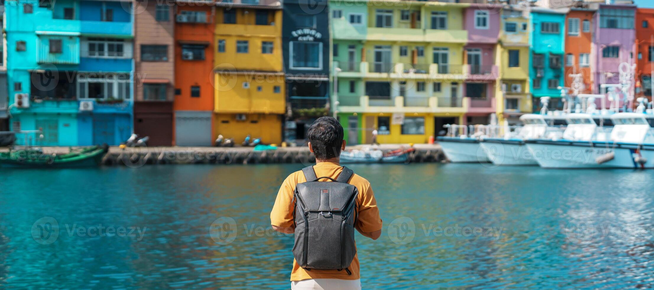 uomo viaggiatore visitare nel taiwan, turista con zaino giro turistico nel chiglia, colorato zhengbin pesca porta, punto di riferimento e popolare attrazioni vicino taipei città . Asia viaggio concetto foto