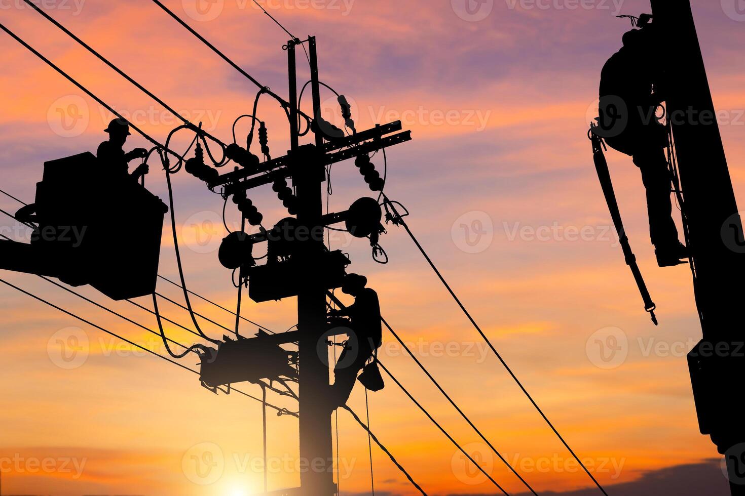 silhouette di elettricista ufficiale squadra si arrampica un' polo e utilizzando un' cavo auto per mantenere un' alto voltaggio linea sistema, elettricista guardalinee lavoratore a arrampicata opera su elettrico inviare energia polo foto