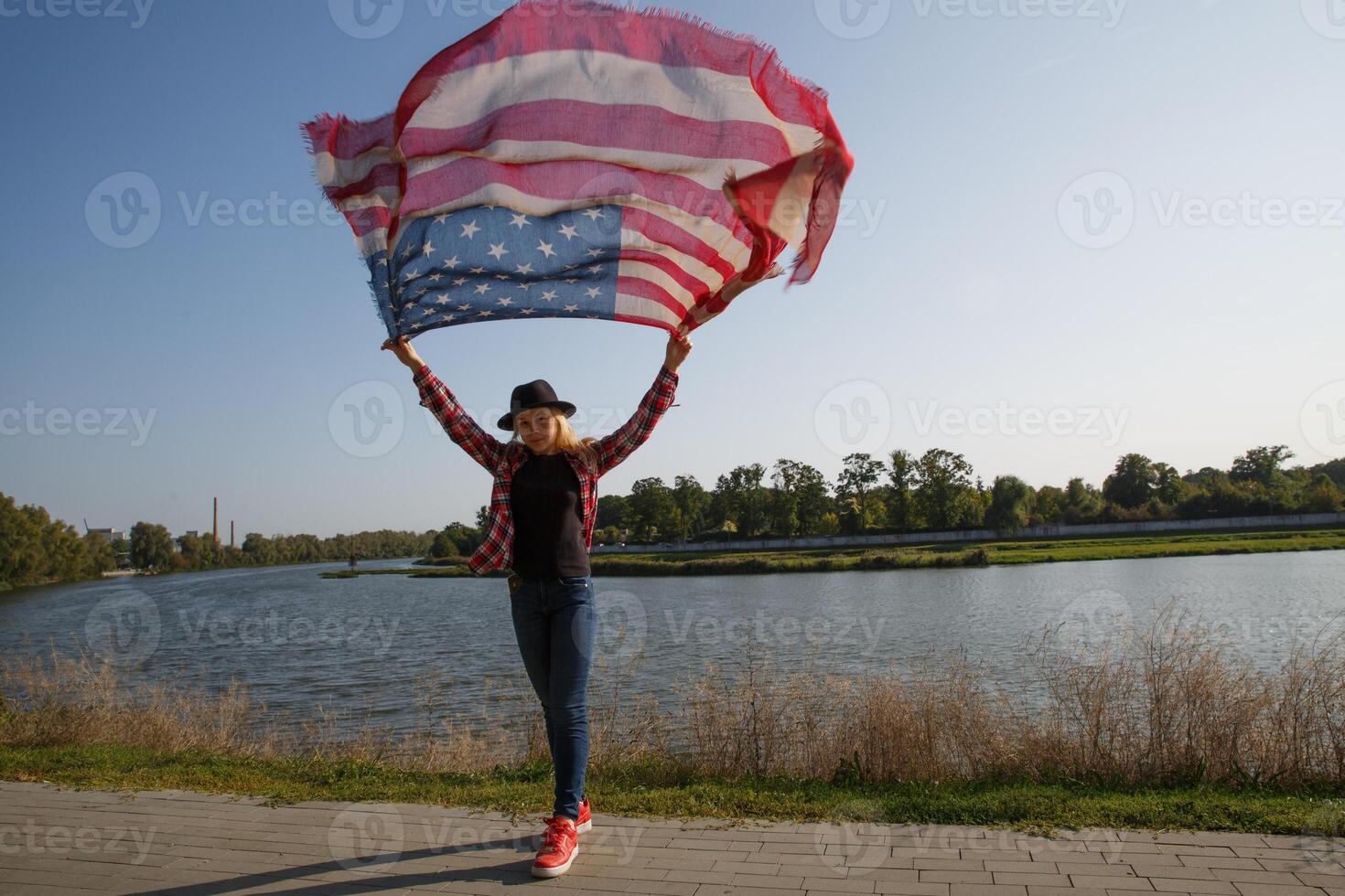 giovane ragazza con un' sciarpa nel il colore di il americano bandiera di il fiume.selettivo messa a fuoco foto