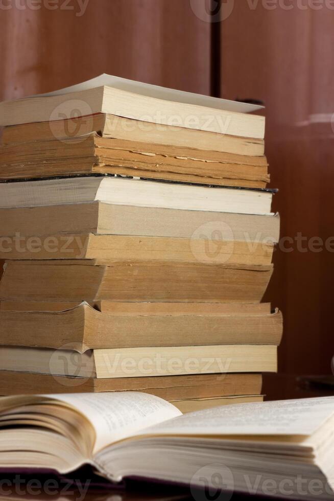 vecchio libri pila foto