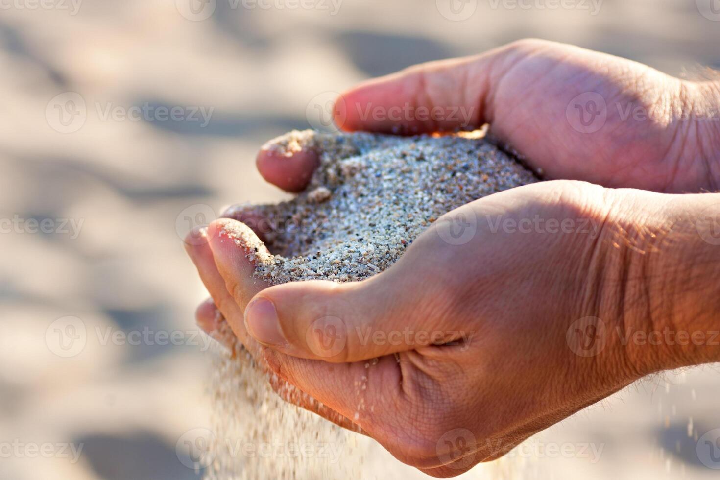 mani con sabbia foto