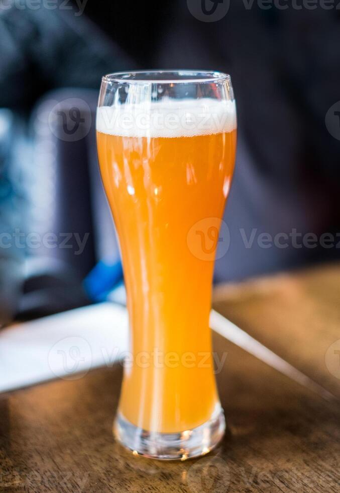 giallo bozza birra con schiuma nel bicchiere foto