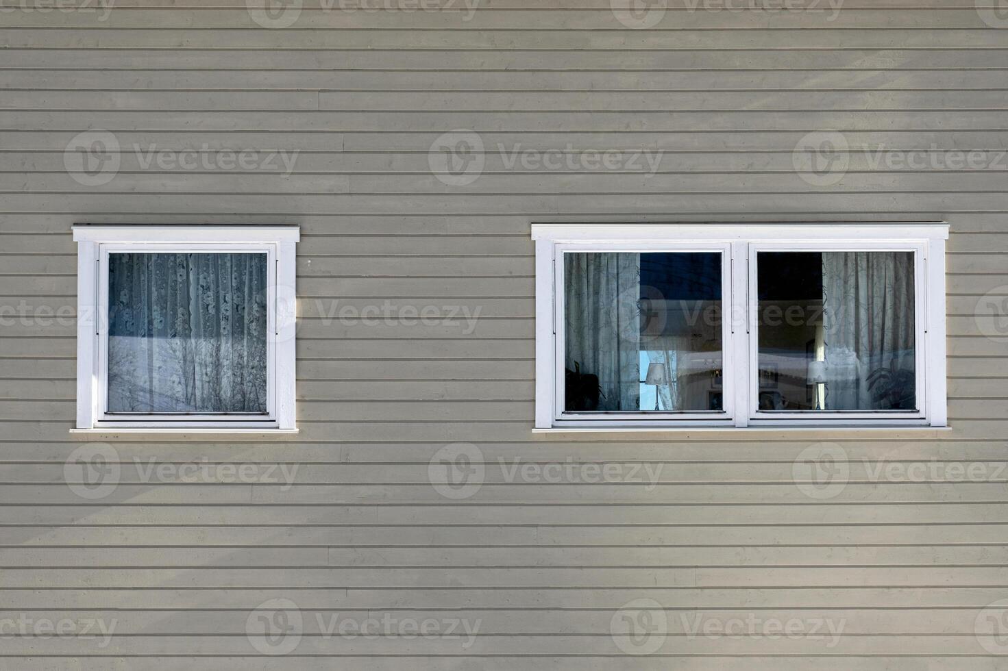 grigio legno duro parete con finestre foto