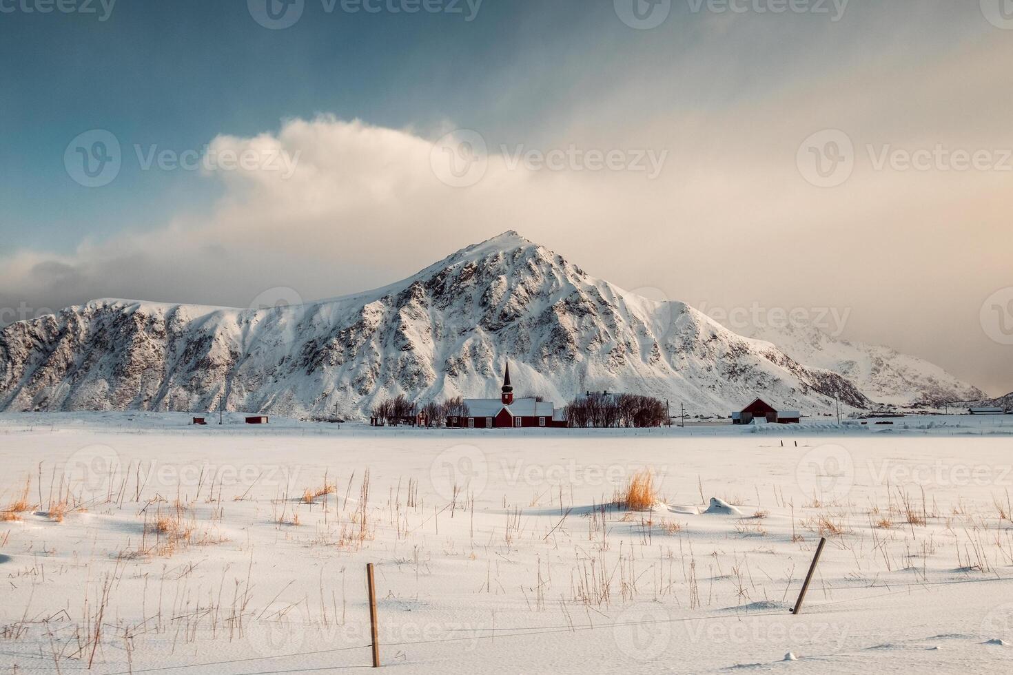 il rosso parrocchia Chiesa con montagna nel nevoso a Flakstad foto