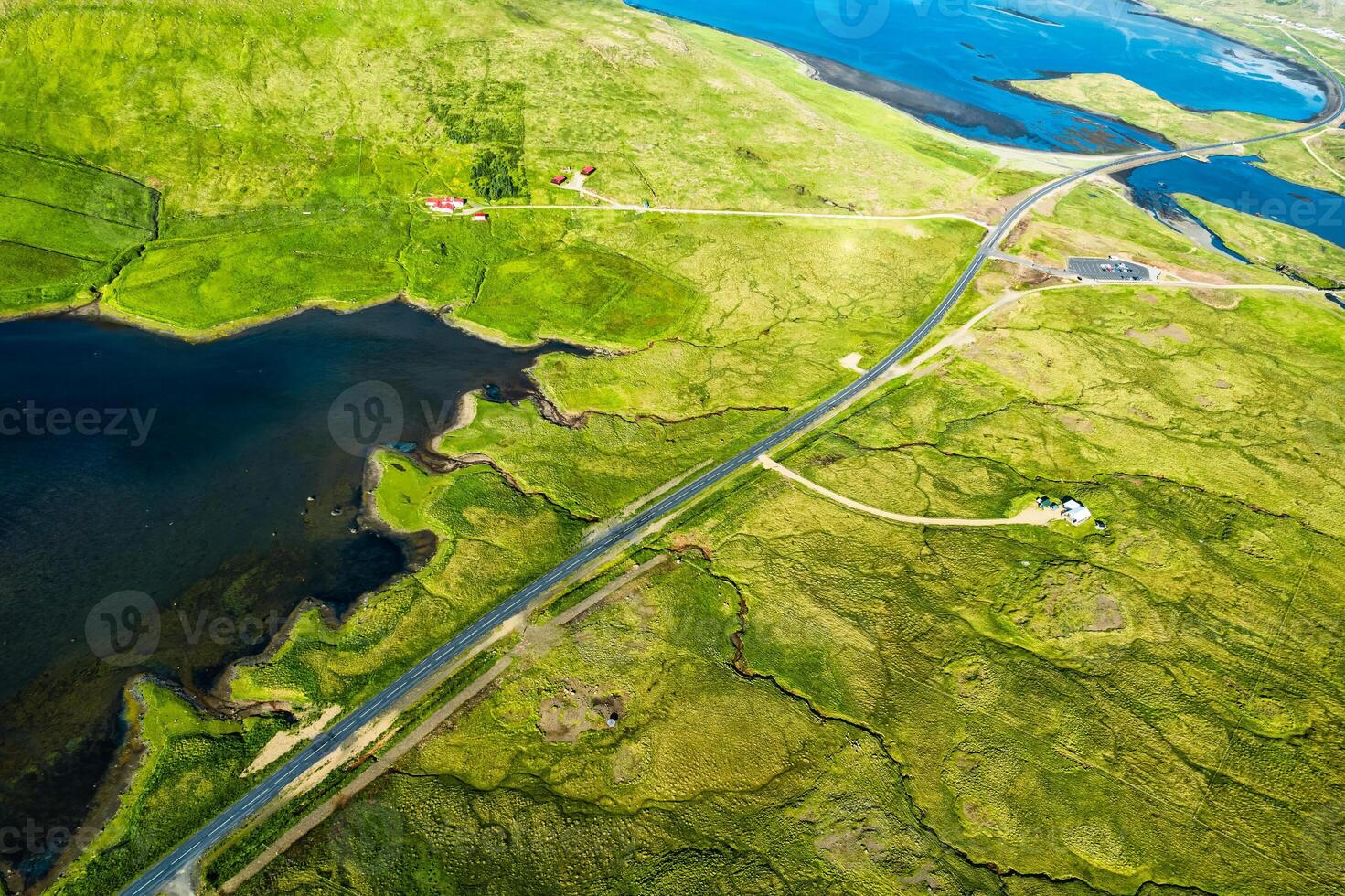 autostrada strada attraverso muschioso natura selvaggia nel estate a Islanda foto