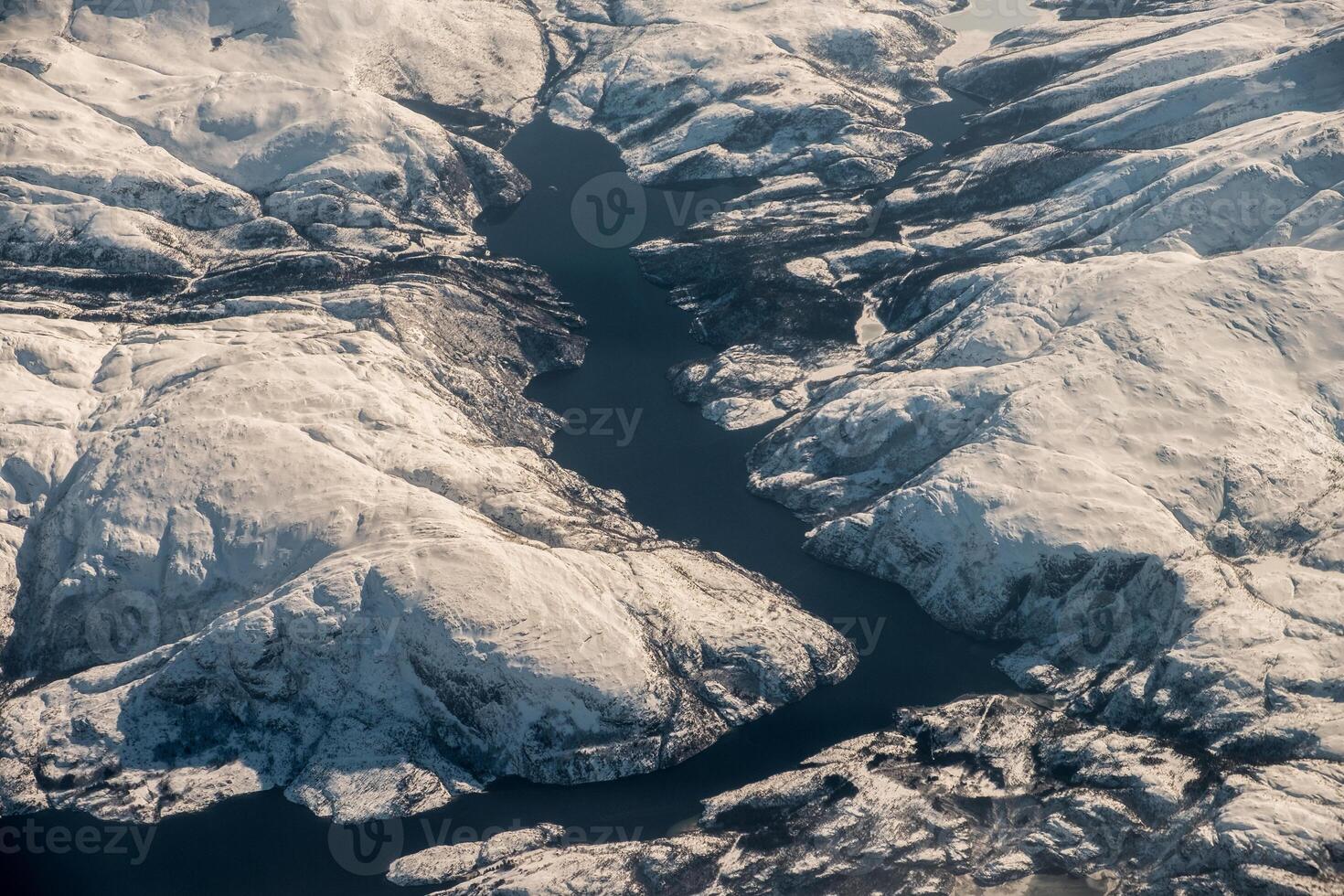 fiordo montagna gamma nel artico cerchio oceano su inverno foto