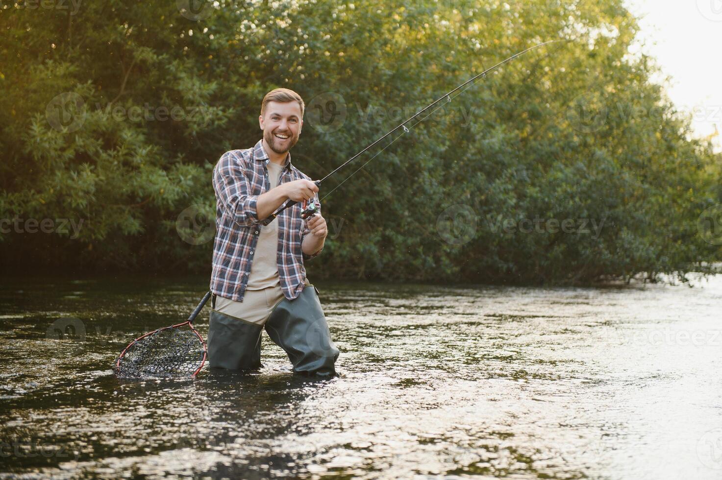 pescatore a caccia trote nel montagna fiume. pesca netto dettaglio. foto
