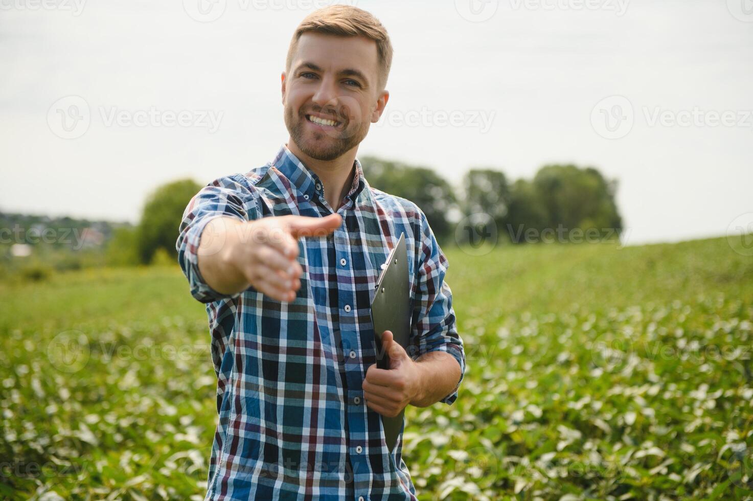 giovane agricoltore nei campi di soia foto