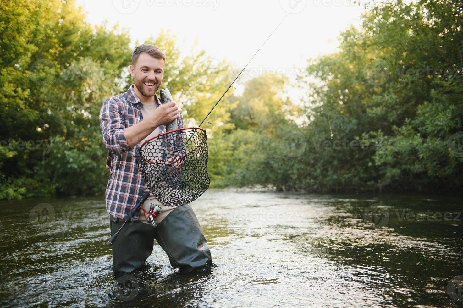 pesca. pescatore e trota. pescatore su selvaggio fiume. foto