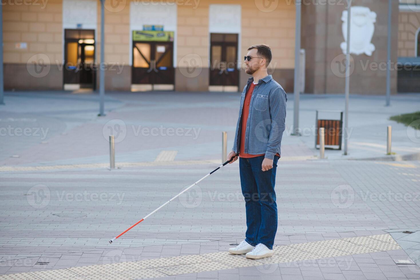 cieco uomo. persone con disabilità, portatori di handicap persona e ogni giorno vita. visivamente alterata uomo con a piedi bastone. foto