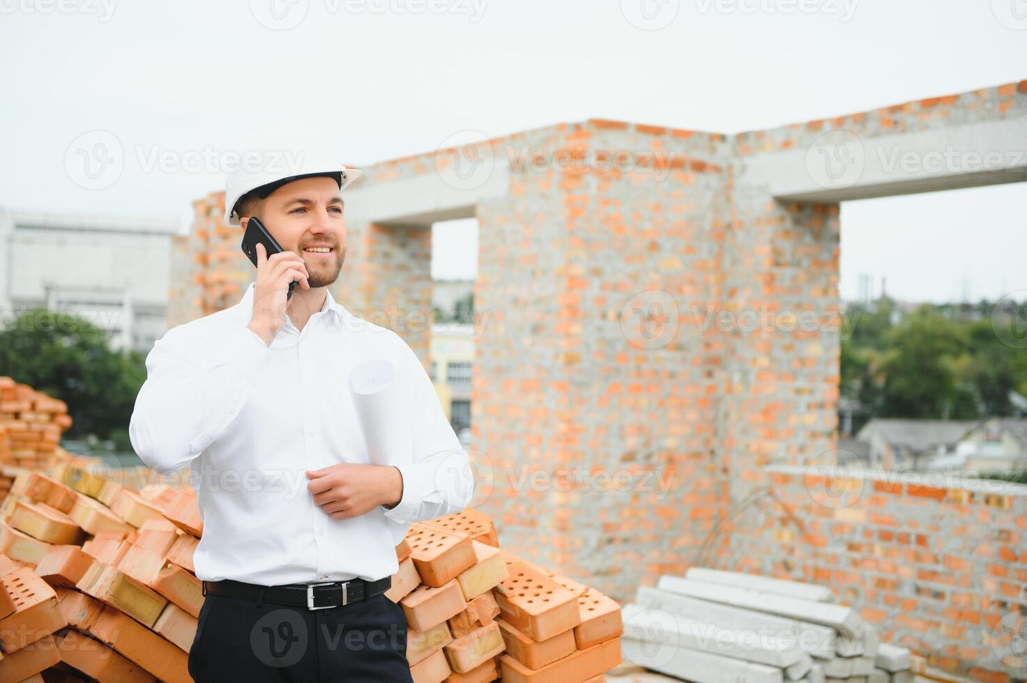 ingegneria consulenza persone su costruzione luogo Tenere planimetria nel il suo mano. edificio ispettore. costruzione luogo dai un'occhiata disegno e attività commerciale flusso di lavoro di nuovo costruzione. foto