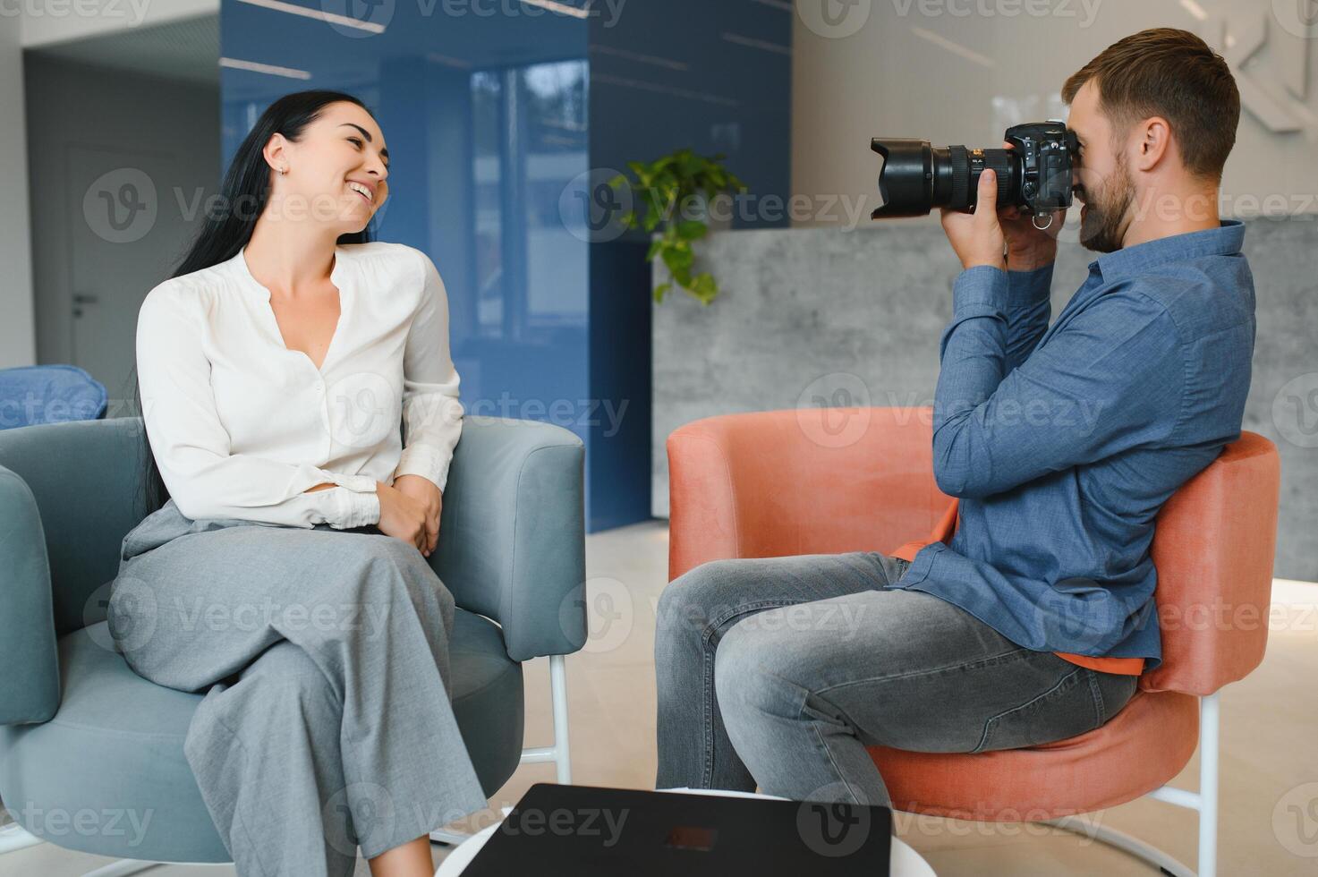 maschio fotografo assunzione immagine di giovane donna foto