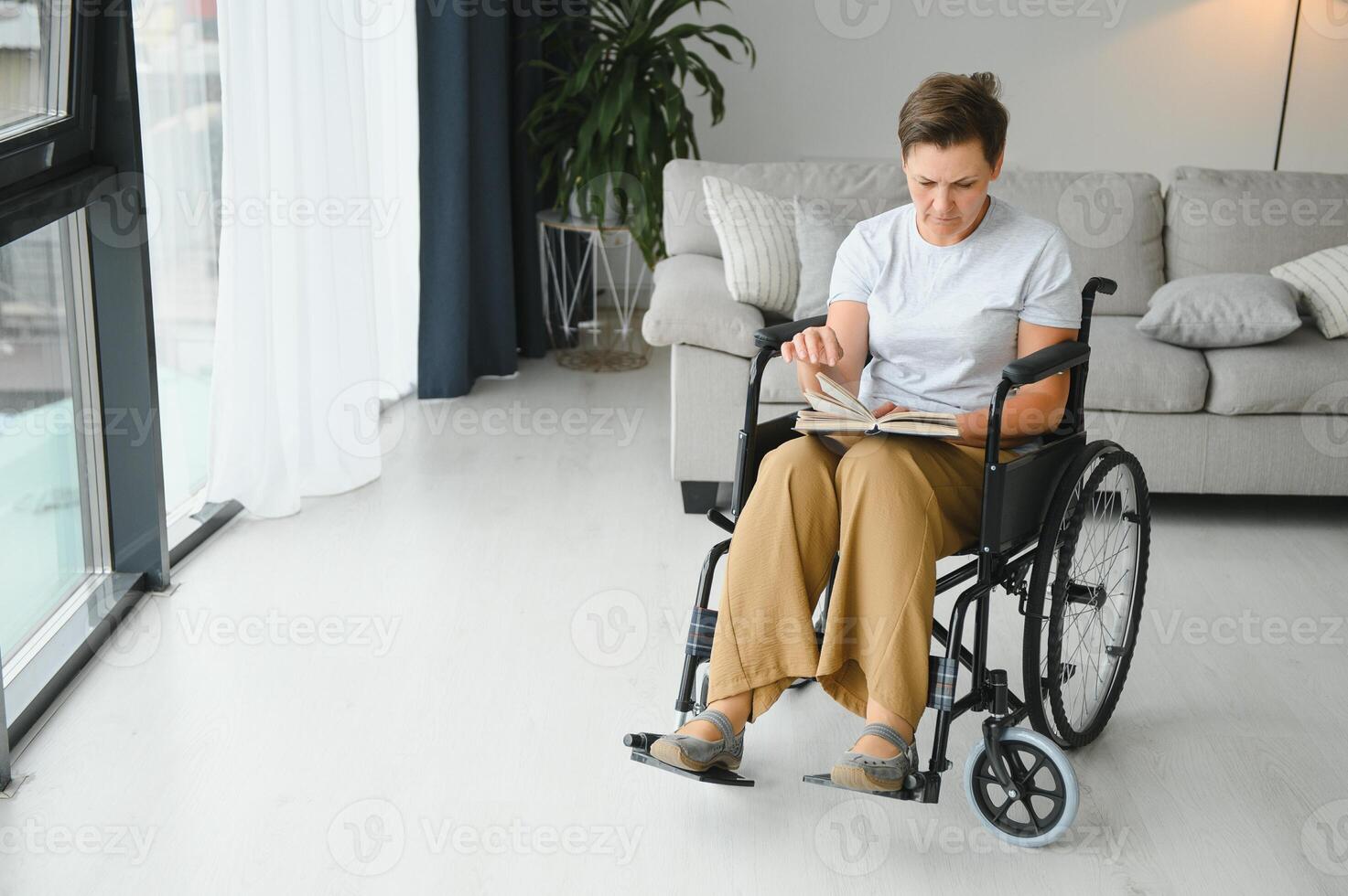 mezzo anziano donna seduta su sedia a rotelle foto