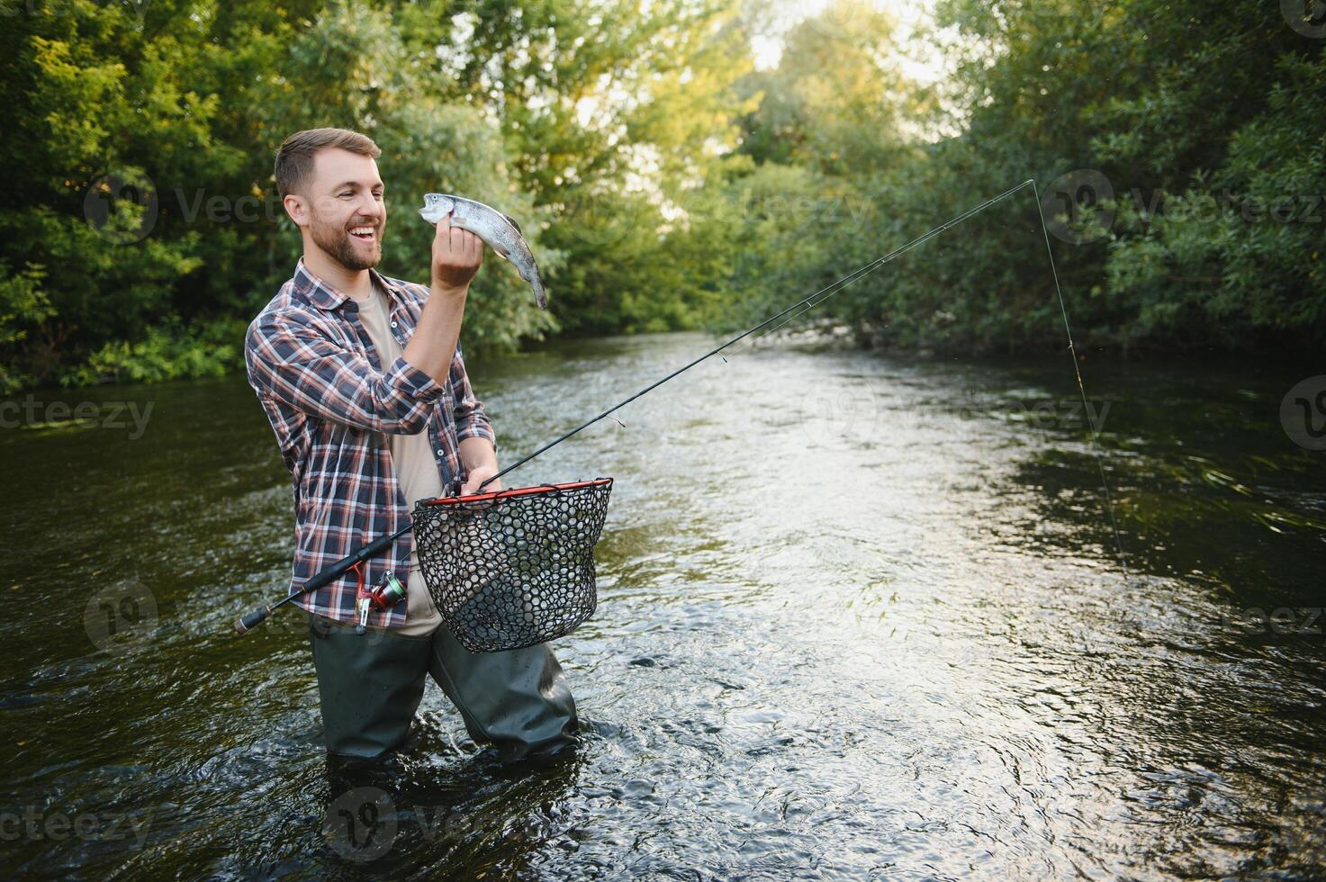 pesca. pescatore e trota. pescatore su selvaggio fiume. foto