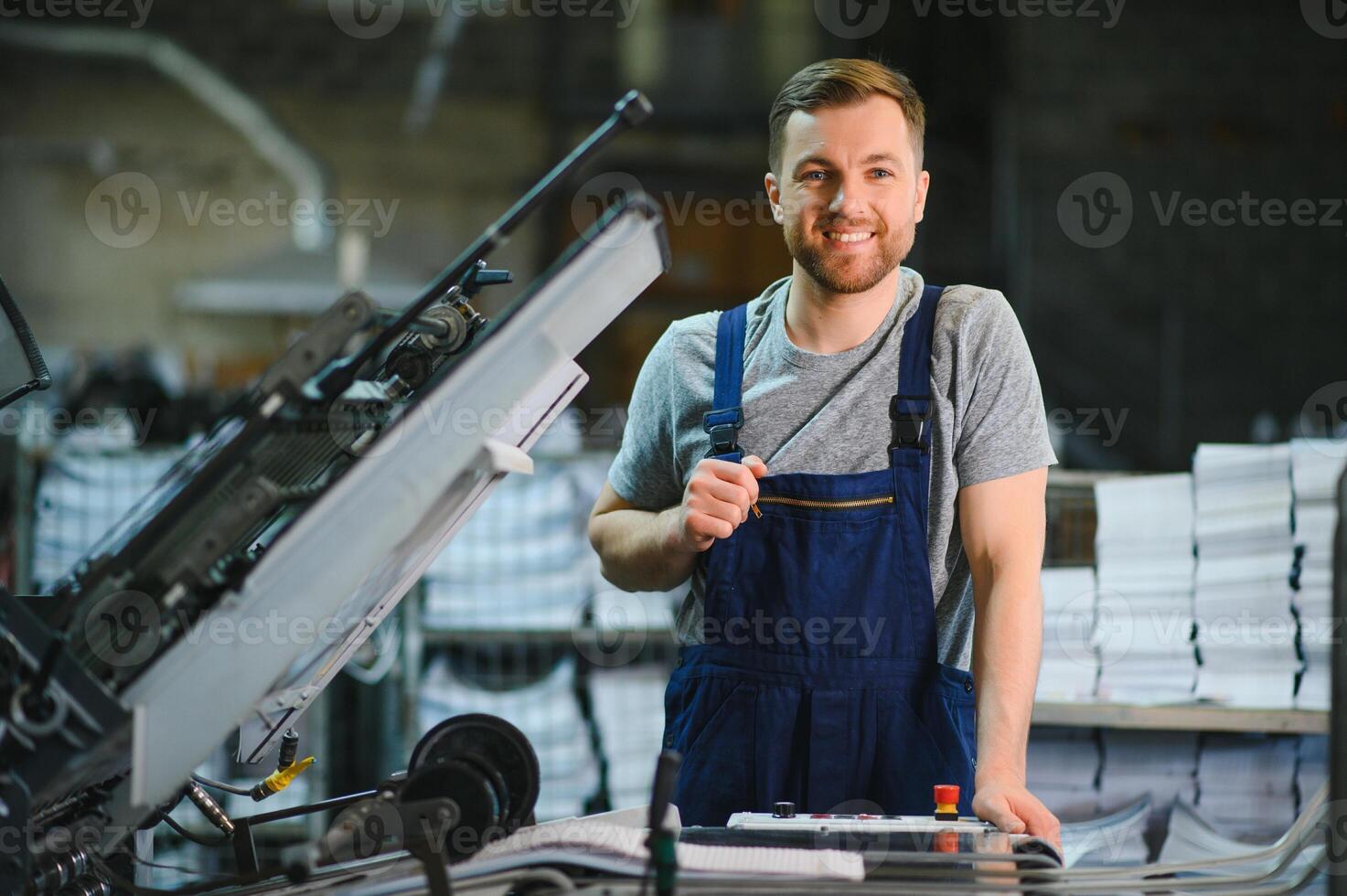 ritratto di produzione linea lavoratore controllo produzione processi di moderno confezione industriale macchina nel stampa fabbrica foto