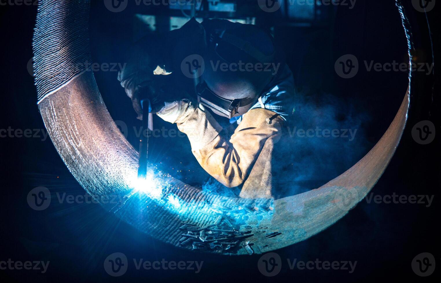 saldatura acciaio strutture e luminosa scintille nel acciaio costruzione industria. foto