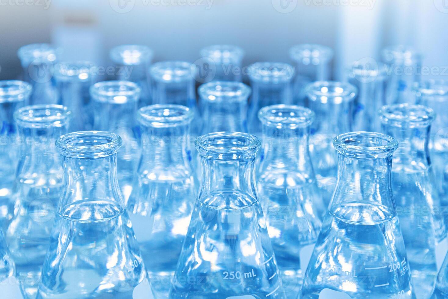 bicchiere borraccia con liquido nel laboratorio. blu tono. selettivo messa a fuoco. foto