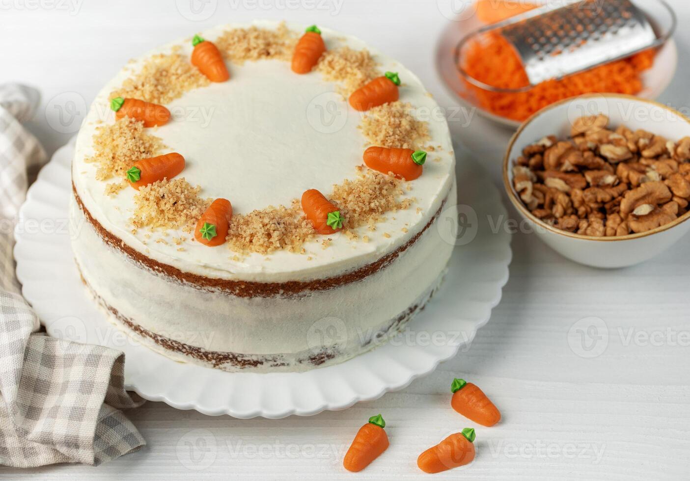 fatti in casa carota torta fatto con Noci, ghiacciato con crema formaggio. dolce dolce. foto