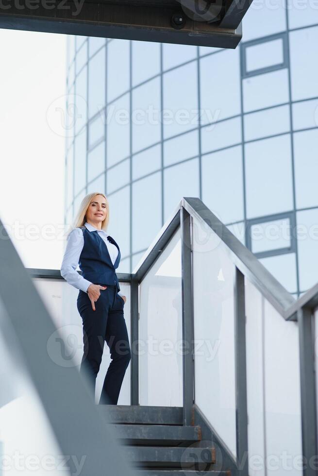 attività commerciale donne stile. donna andando per opera. ritratto di bellissimo femmina nel elegante ufficio. foto